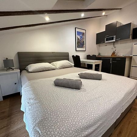 Apartment In The Heart Of Пула Екстериор снимка