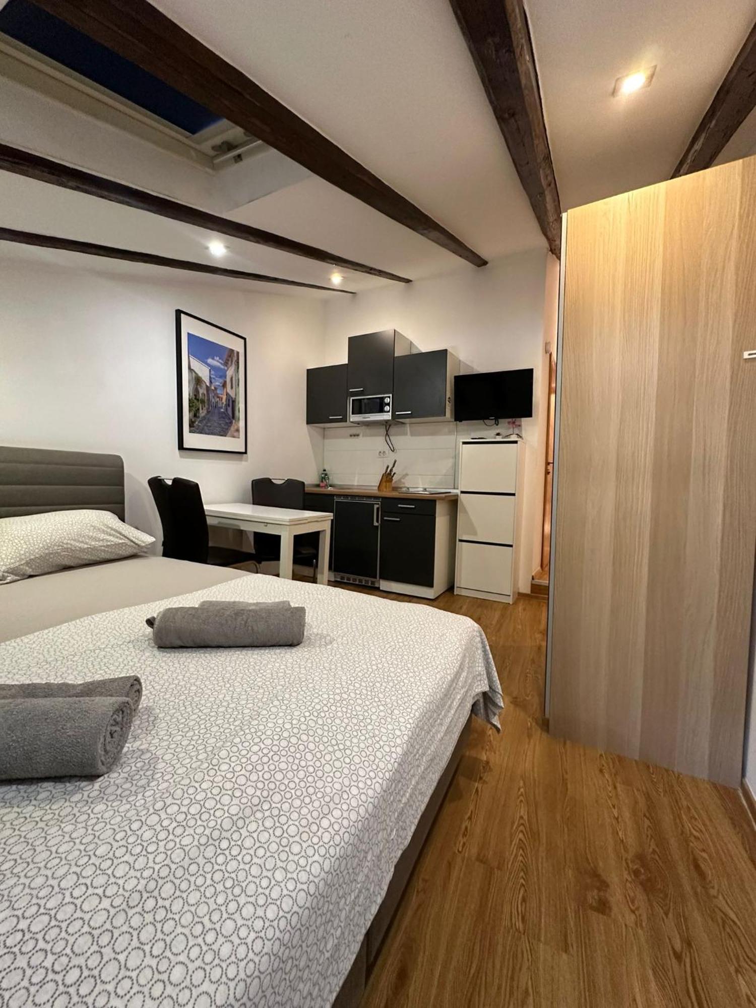 Apartment In The Heart Of Пула Екстериор снимка